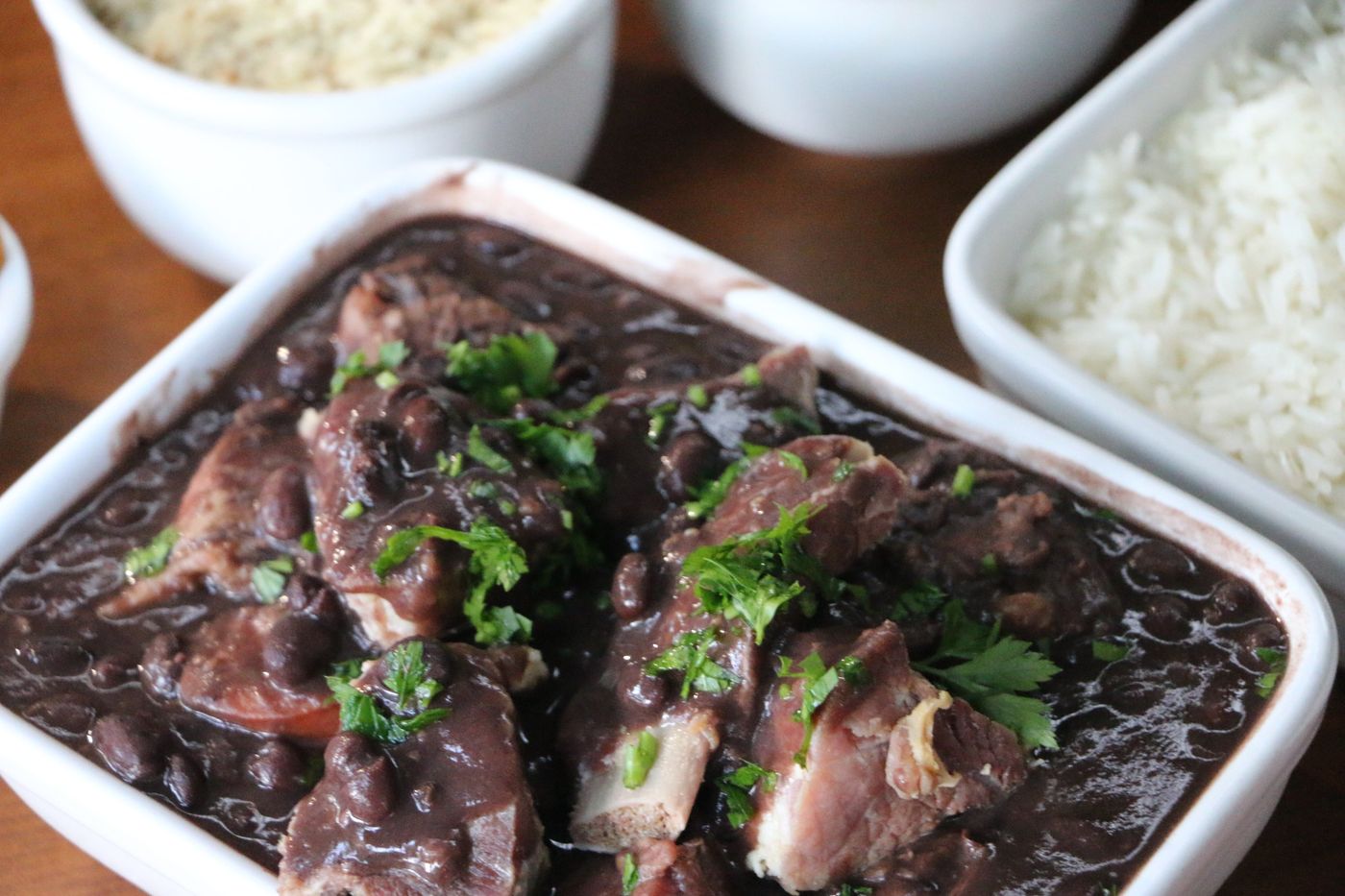 Feijoada com farofa, couve e arroz