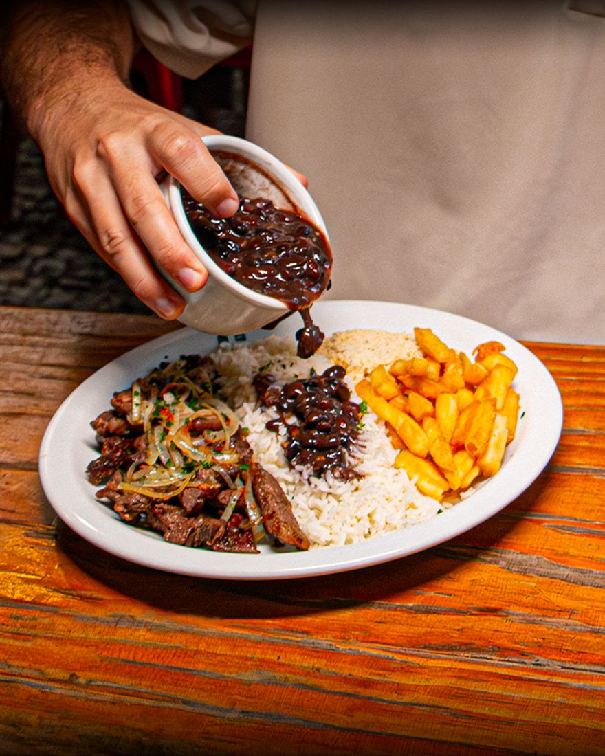 Carne acebolada com arroz, feijão, farofa e batata frita