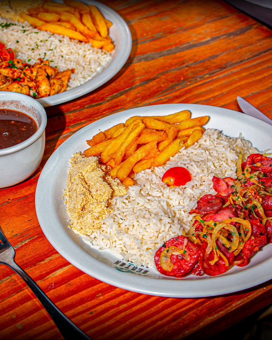 Calabresa acebolada com arroz, farofa e batata frita