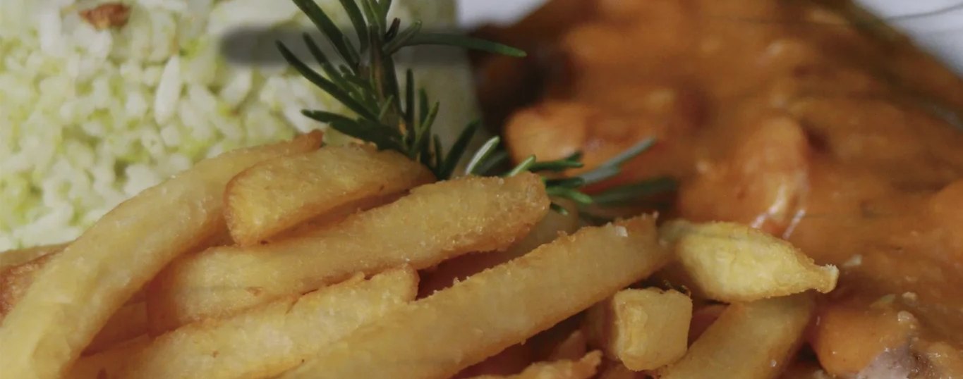 Filé de tilápia ao molho de camarão com batata frita e arroz de brócolis